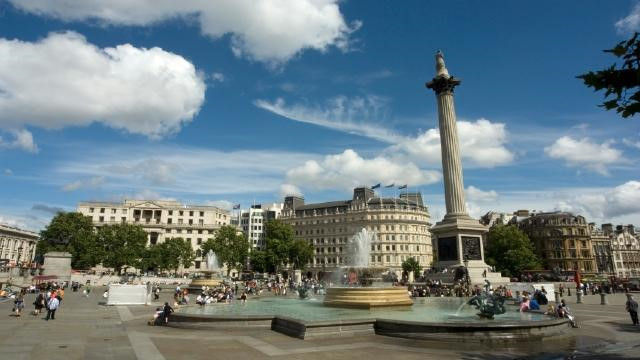 Quảng trường Trafalgar là hình mẫu của phong cách kiến trúc cổ điển, bao quanh là những khối nhà có mặt tiền trắng toát. Ảnh: Visitlondon. Quảng trường Trafalgar là hình mẫu của phong cách kiến trúc cổ điển, bao quanh là những khối nhà có mặt tiền trắng toát. Ảnh: Visitlondon.